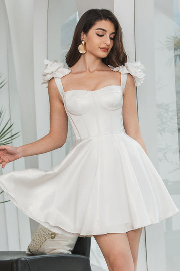 Vestido corto de graduación con corsé de línea A blanco con volantes